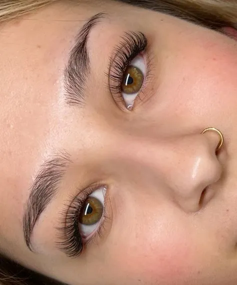Extension de cils réalisée au salon
